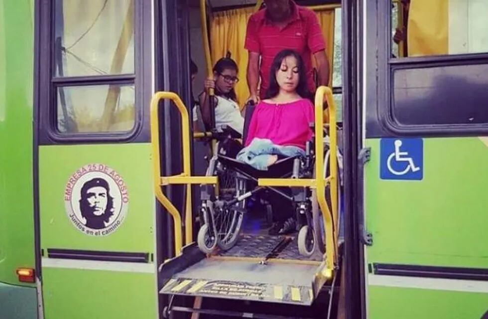 Habrá más unidades con rampas, que permitirán que personas en sillas de ruedas puedan acceder a los colectivos.