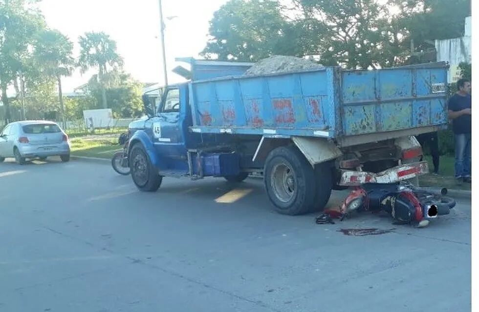 Una mujer que iba con sus dos hijos colisionó con un camión que se encontraba estacionado.