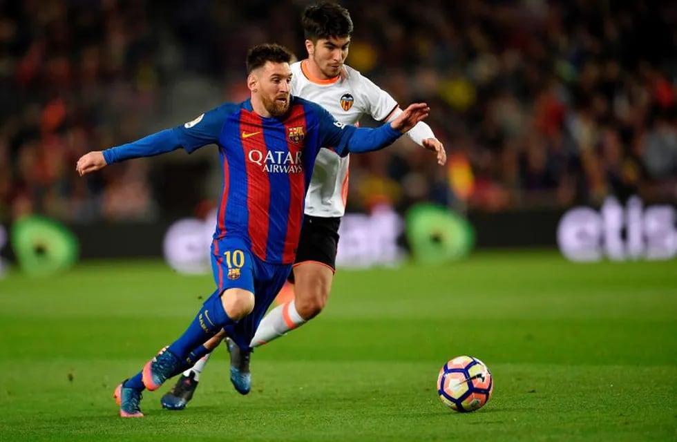 Barcelona's Argentinian forward Lionel Messi (L) vies with Valencia's Argentinian midfielder Enzo Perez (R) during the Spanish league football match FC Barcelona vs Valencia CF at the Camp Nou stadium in Barcelona on March 19, 2017. / AFP PHOTO / LLUIS GE