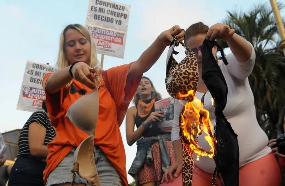 Suelta de corpiños en Pizzurno. (Clarín)