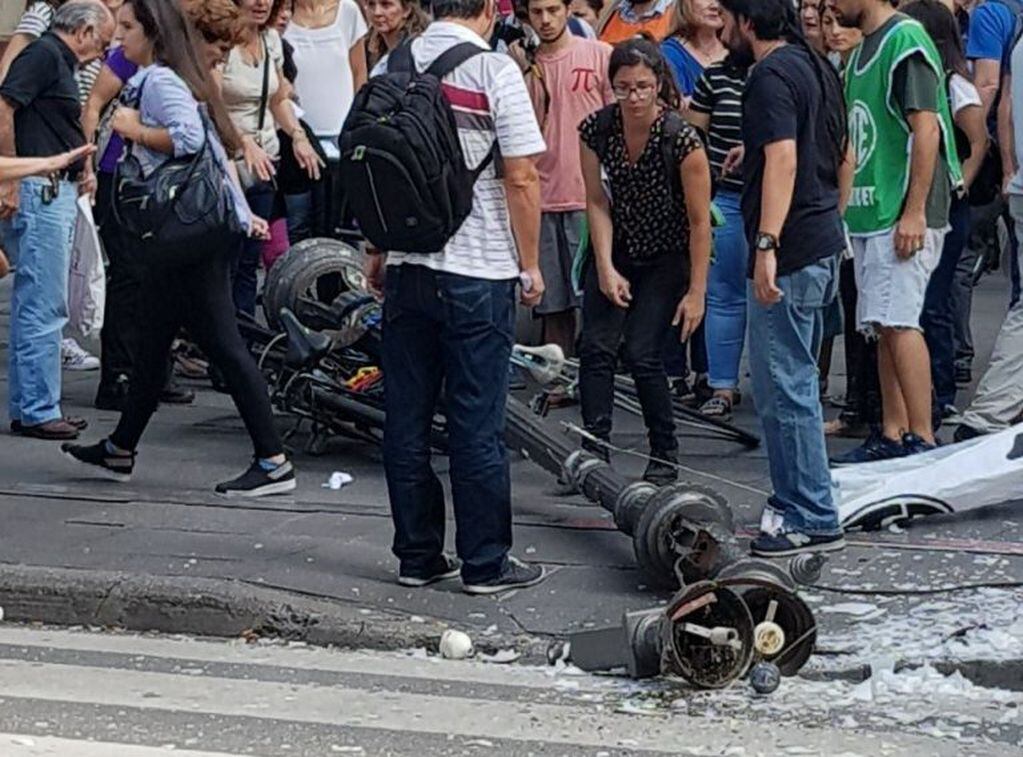 La columna cayó sobre una ciclista en Córdoba y Corrientes. (@somosnotrosario)