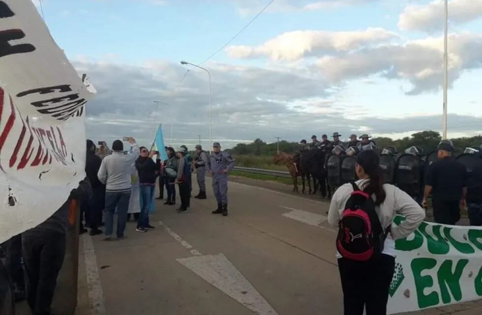Rodeados de Policías, los docentes reclaman acuerdos salariales superior al 30%. Foto: Portal Corzuela.
