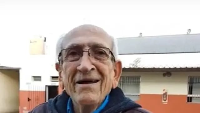 Un hombre de 84 fue a votar en Córdoba.