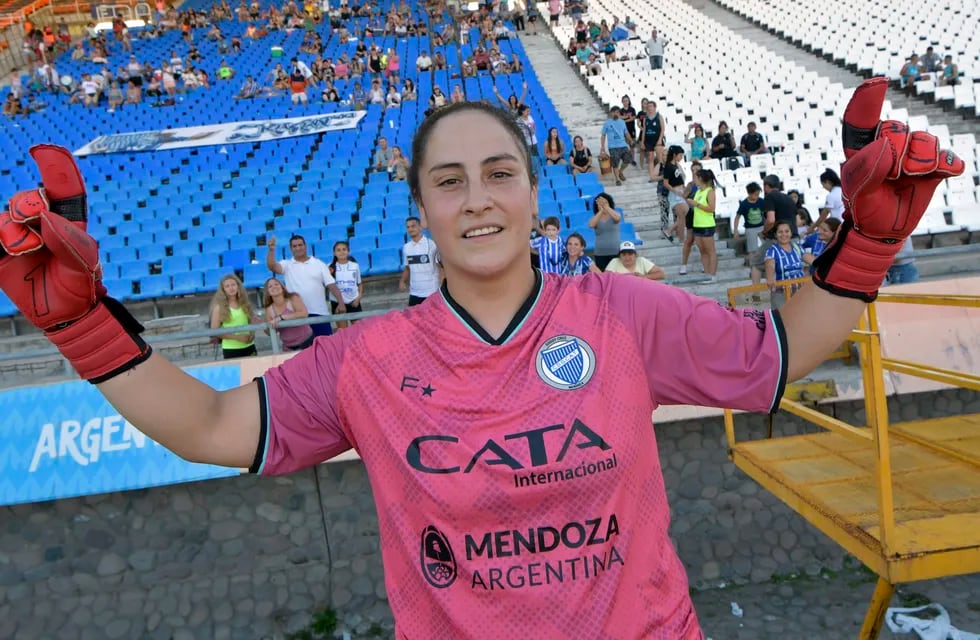 El equipo femenino de Godoy cruz enfrentará mañana a River Plate por la Copa Federal, con la seguridad en el arco que le brinda Soledad Arroyo.