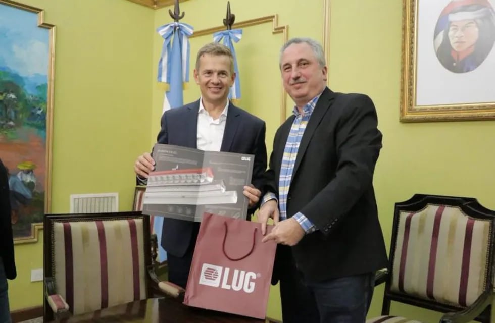 El gobernador Passalacqua junto al vicepresidente de LUG Light Factory, Mariusz Ejsmont.