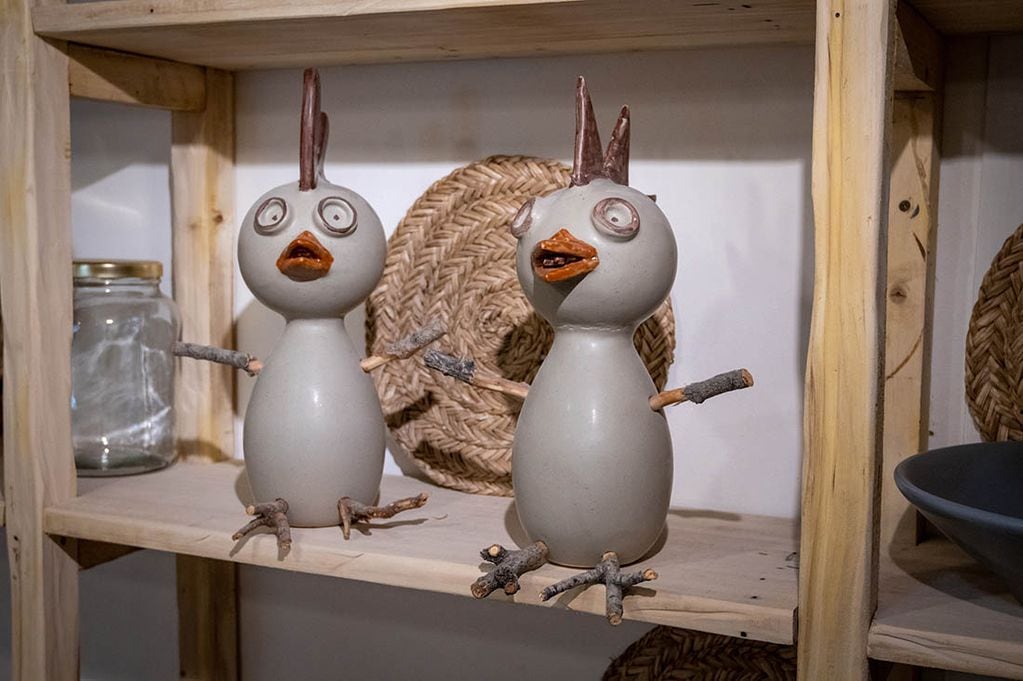 En el espacio de Ana Simionato también se exponen y venden las cerámicas de su pareja Nico y las artesanías de otros mendocinos.