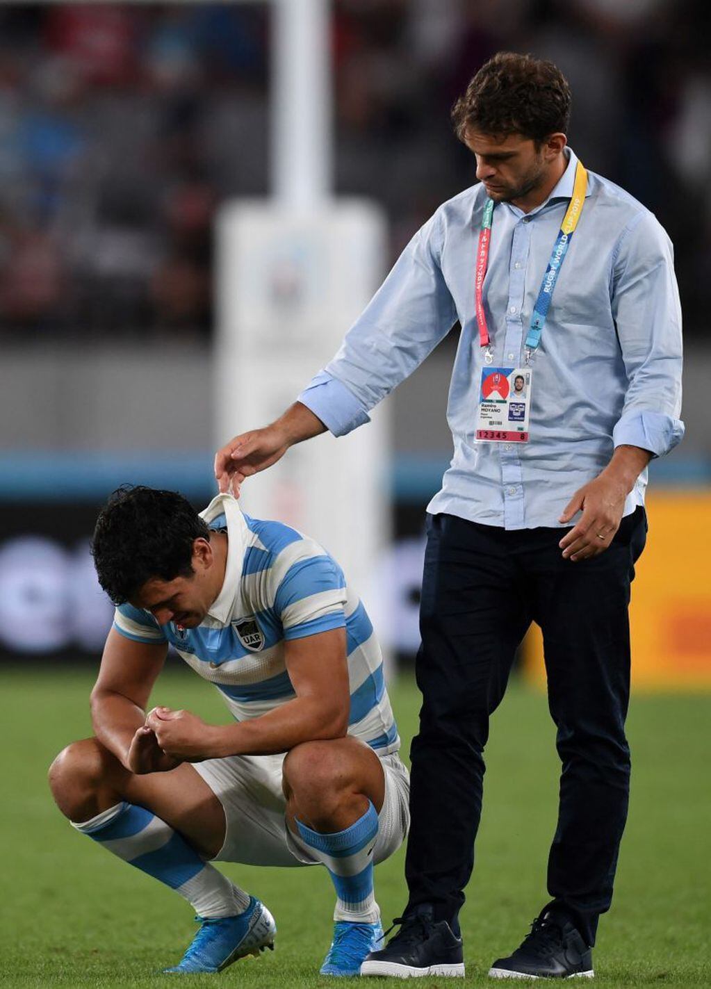 Matías Moroni abatido tras la derrota, Moyano lo consuela. Foto: Charly Triballeau / AFP.
