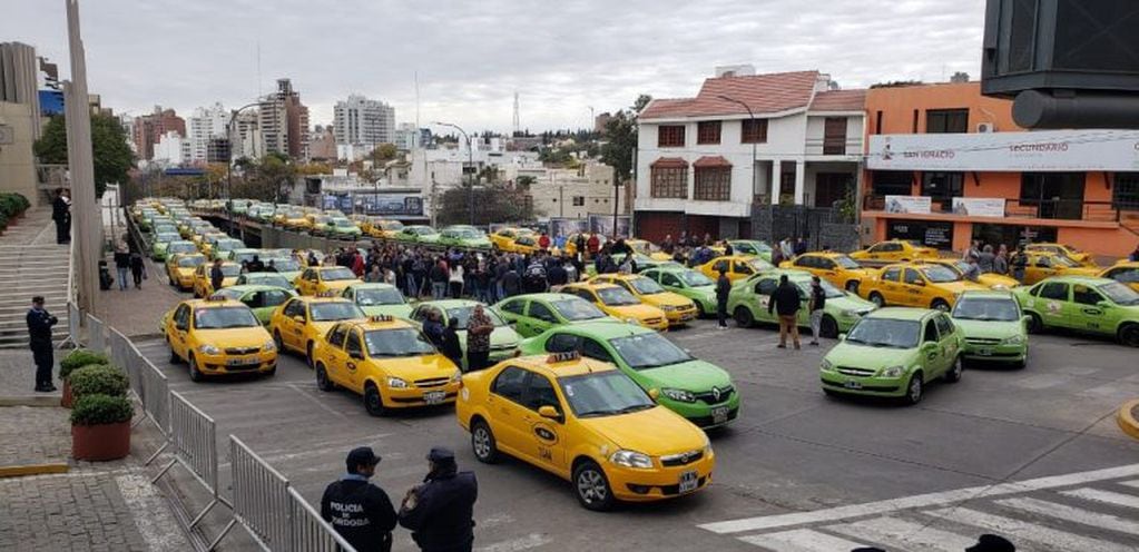 Protesta de taxis y remises.