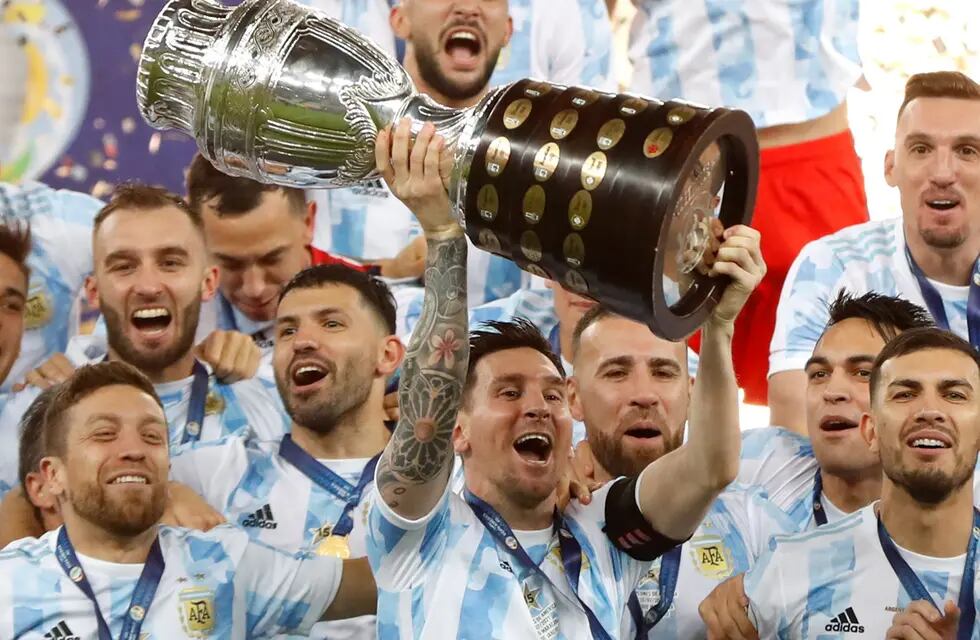 Lionel Messi levanta la Copa América ganada por la selección argentina en Brasil, en 2021.