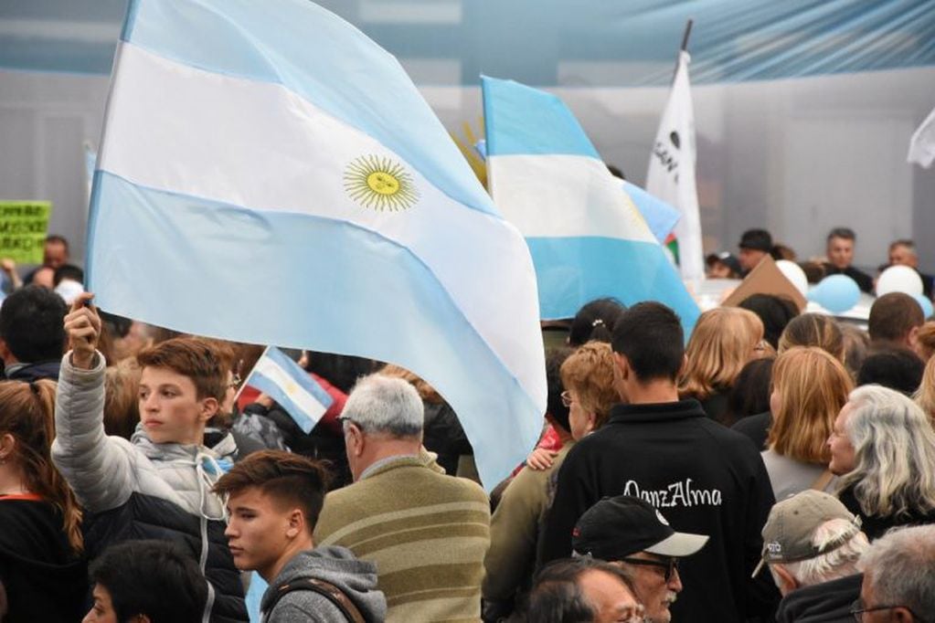 Las banderas argentinas se hicieron presente en el microcentro rafaelino. (Mario Liotta / Todo un palo)