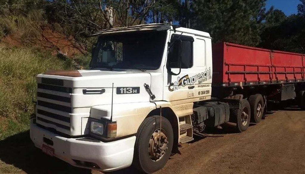 Camión en el que Gendarmería Nacional secuestró dinero en efectivo durante una inspección en Misiones..