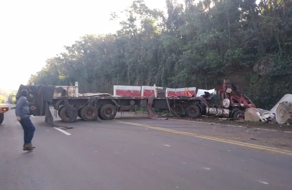 Accidente fatal en Cerro Azul: un camionero fallecido.
