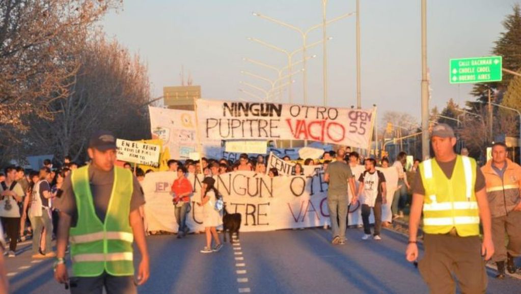 La marcha fue convocada por los familiares de la joven (Diario Río Negro).