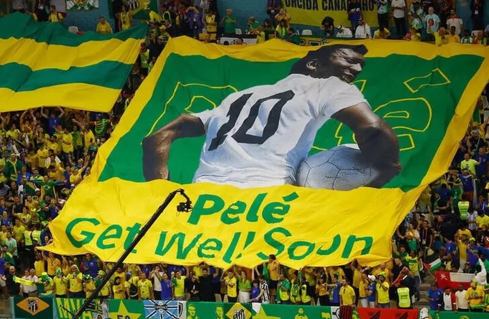 Homenaje a Pelé en el partido de Brasil contra Camerún