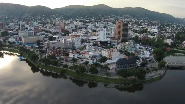Buscando espacio. La ciudad de Carlos Paz, una de las de mayor crecimiento en Córdoba en los últimos 20 años, avanzó en su urbanización sobre las costas del lago y las laderas de los cerros que la rodean (Gentileza Condor FLY DRONES)