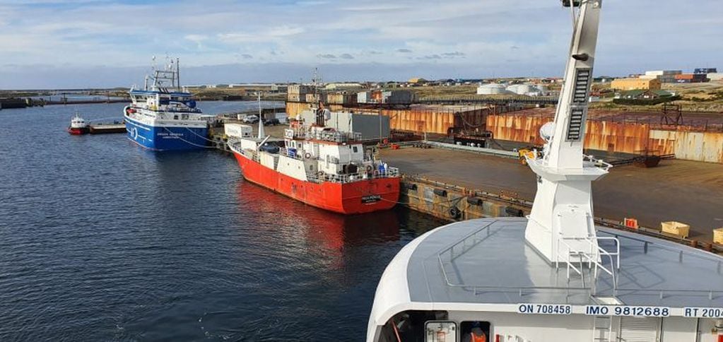 Actual puerto y muelle comercial de Puerto Argentino, Malvinas.