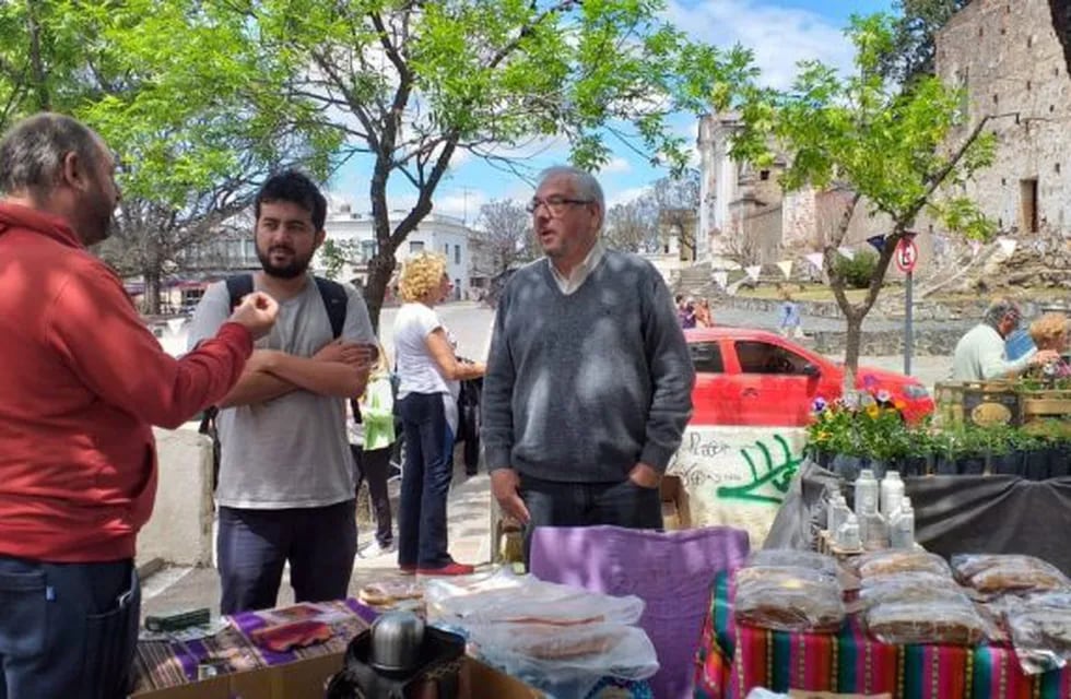 Eduardo Fernández visitó el mercado de productos agroecológicos de Alta Gracia