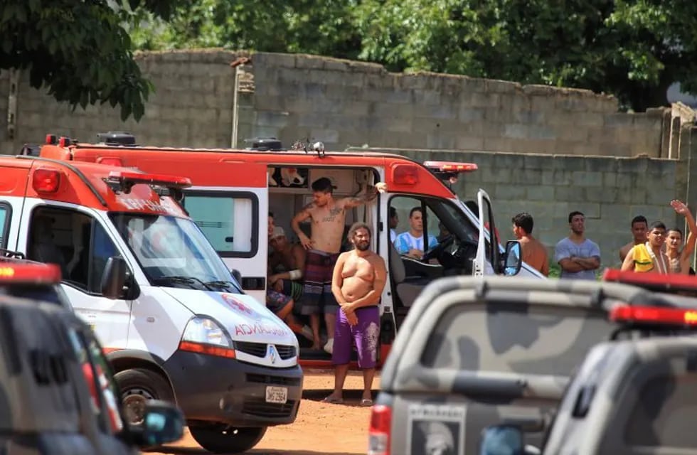 La policía brasileña busca a más de 70 prófugos tras el sanguinario motín en una cárcel de Goiás. (Claudio Reis/O Popular via AP)