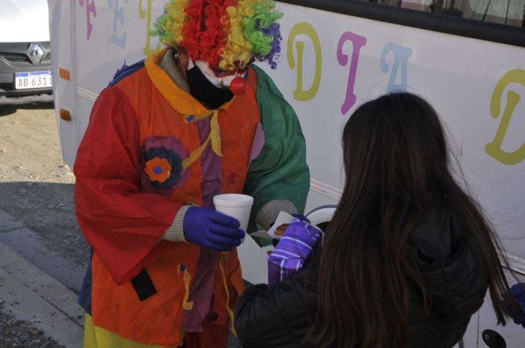 Se entregaron regalos y chocolate por la calles del pueblo.