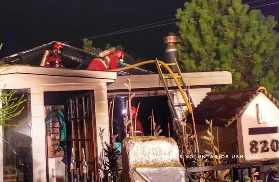 Incendió de una vivienda en Ushuaia. (Foto: Bomberos Voluntarios Ushuaia)