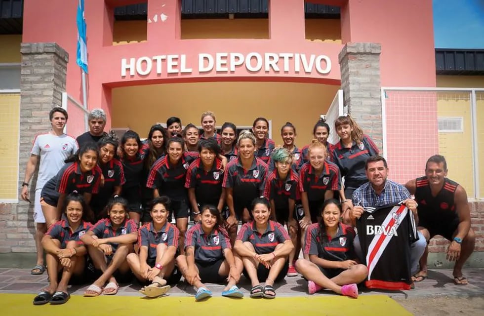 Primer equipo femenino de River Plata en Puerto Madryn.