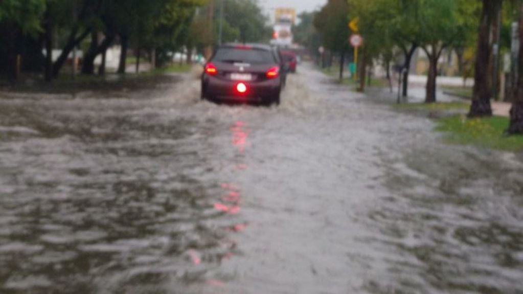 La lluvia comenzó a generar problemas en Córdoba, sobre todo en el tránsito por las calles de la ciudad.