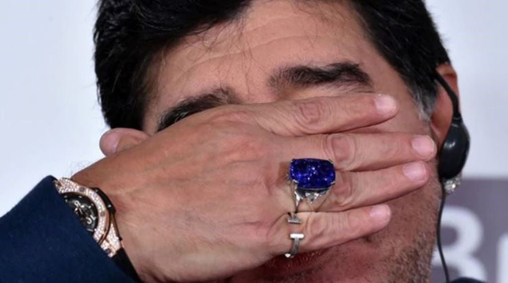 El anillo que le regalaron a Maradona en Bielorrusia, valuado en 300.000 euros (Foto: web)