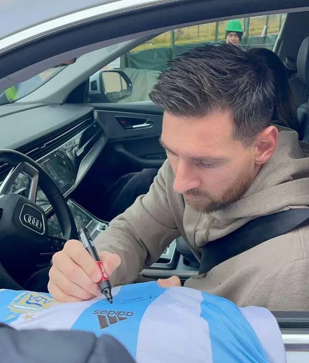 Lionel Messi firmando autógrafos a la salida de su casa