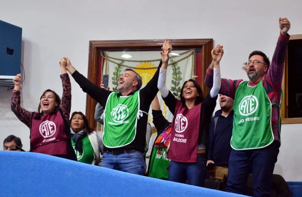El secretario de ATE, Rodolfo Aguiar festejó junto a sus compañeros la aprobación del proyecto.