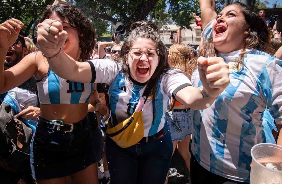 Situaciones insólitas en los festejos por el campeonato. (Foto: Ignacio Blanco / Los Andes)