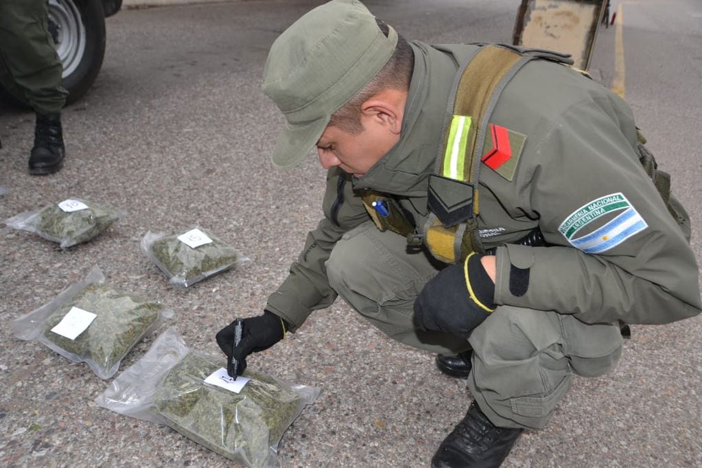 Los agentes revisaron el equipaje, que estaba repleto de marihuana. (Gendarmería Nacional)