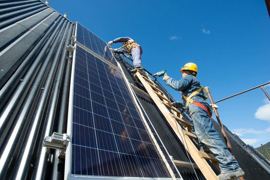 Colocan los primeros paneles de energía en las viviendas sustentables GEF