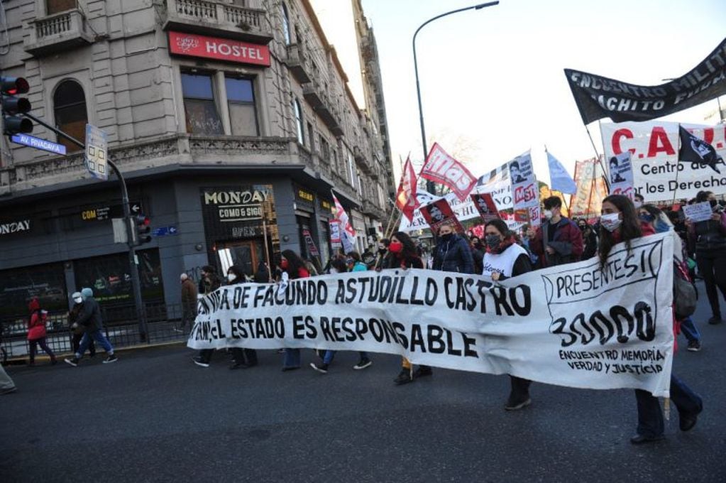 Marcha hacia la casa de la provincia de Buenos Aires por Facundo Astudillo Castro (Foto: Clarín)