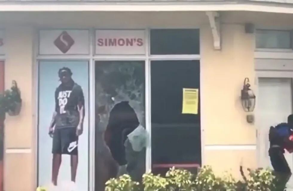 Saquean tienda en Florida. Foto: Canal 10.