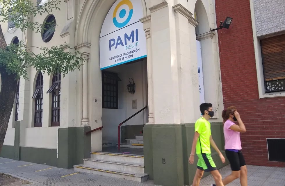 La sucursal del PAMI en la ciudad de Buenos Aires continúa con la vacunación contra el COVID-19. (Clarín)