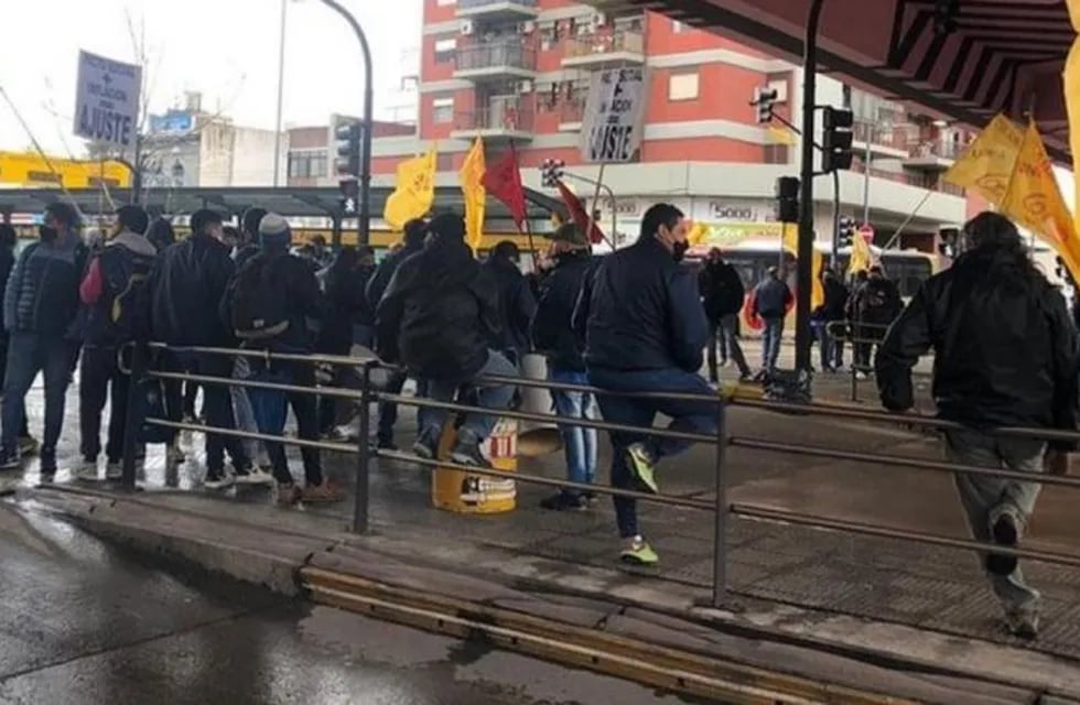 Trabajadores de la Línea 60 reclaman paritarias con un corte en Puente Saavedra (Foto: Tigre al Día)