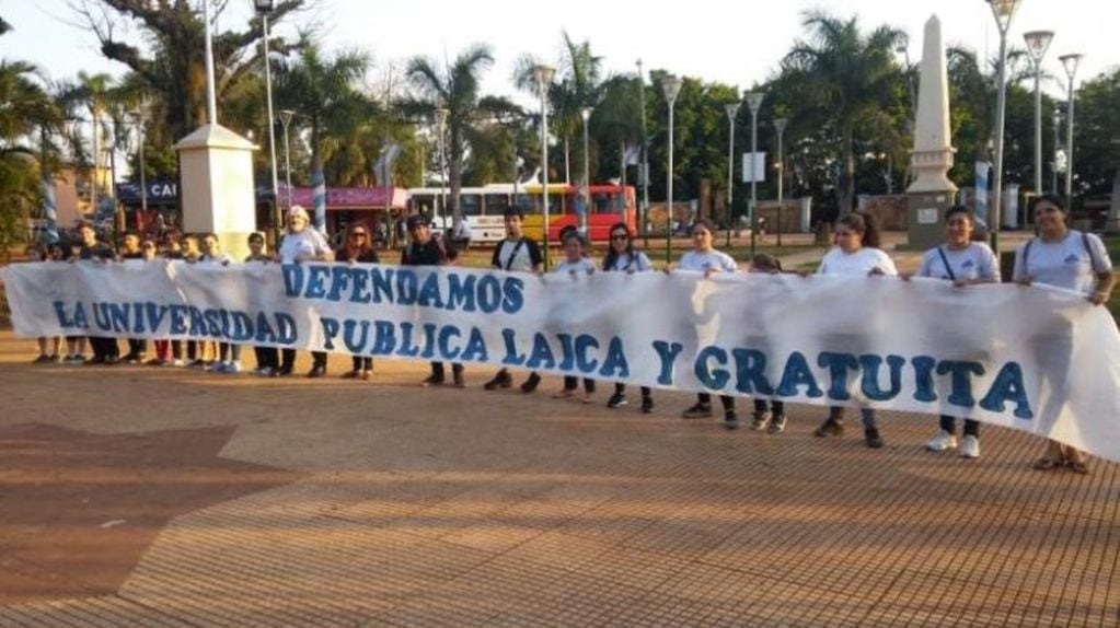 Los docentes exigen a Nación un aumento salarial del 30% y la devolución del presupuesto.