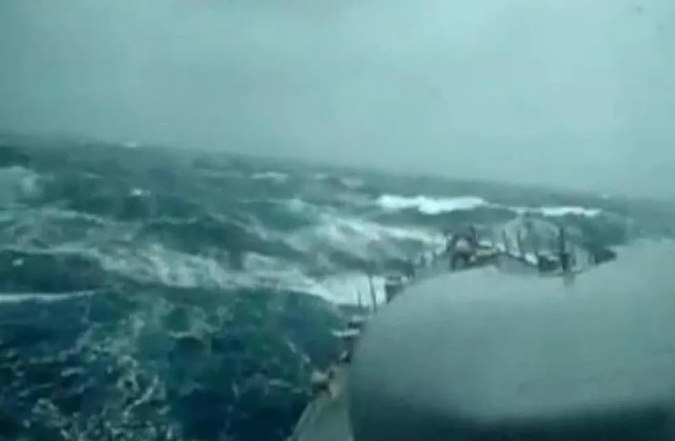 Un fuerte temporal con vientos extremos y olas gigantes dificulta la búsqueda del ARA San Juan.