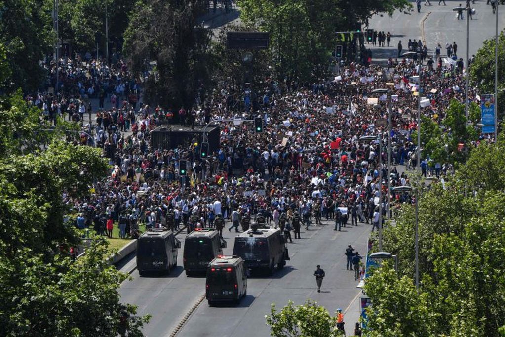 Cientos de personas salieron a marchar a las calles de Santiago de Chile. (AFP)