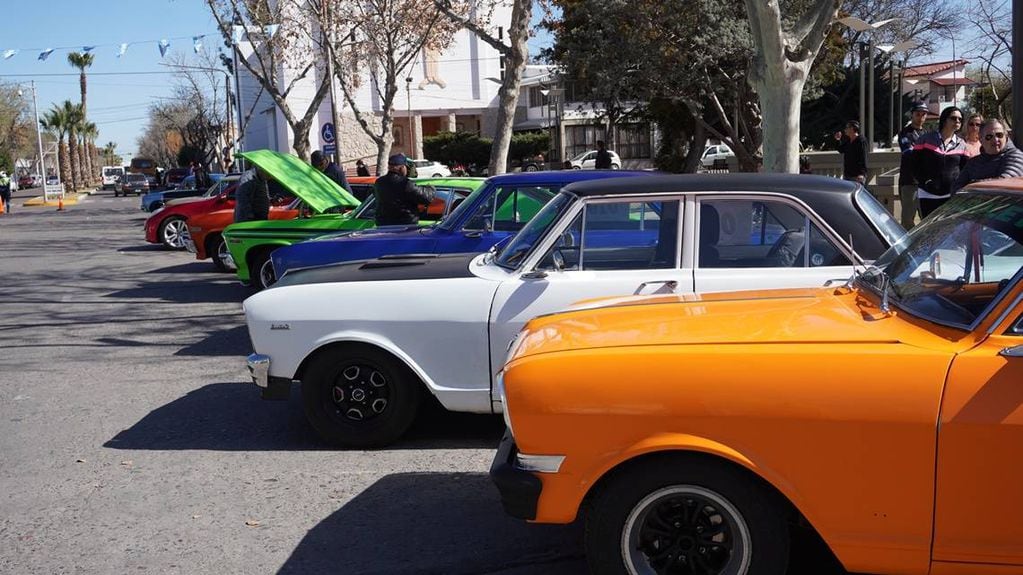 Los autos y motos antiguos son un atractivo para grandes y chicos en General Alvear.