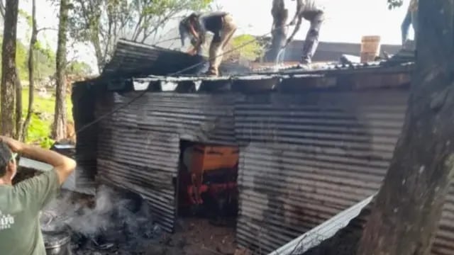 Un incendio en un aserradero consumió parte de un galpón en Santiago de Liniers