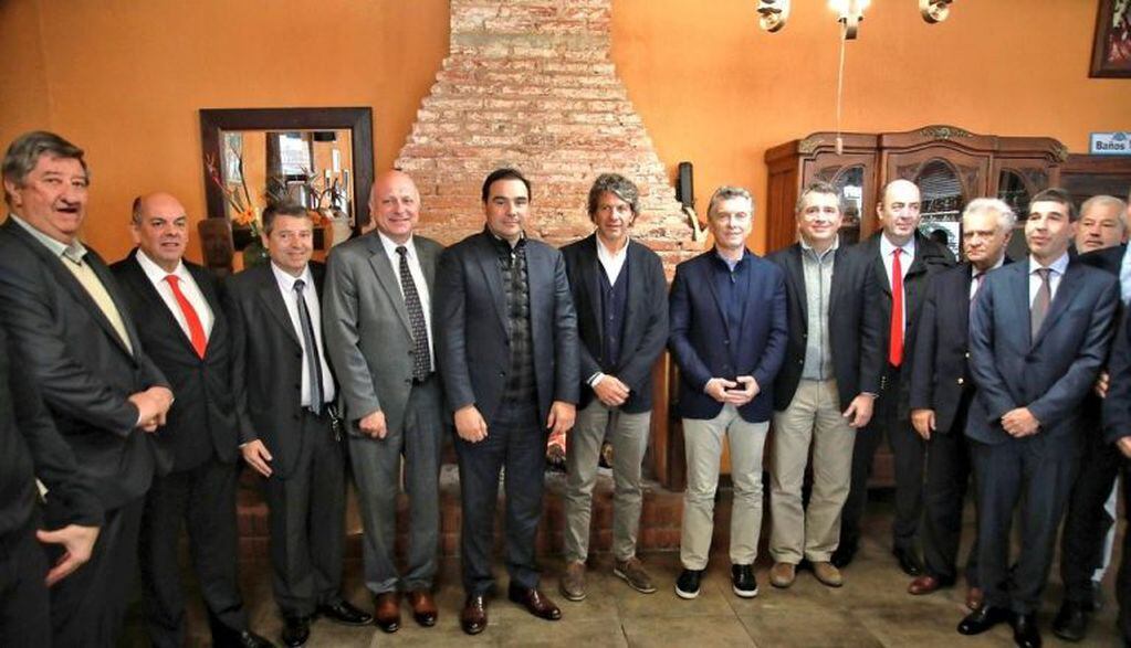 El Presidente Mauricio Macri junto al gobernador Gustavo Valdés y los ministros provinciales.