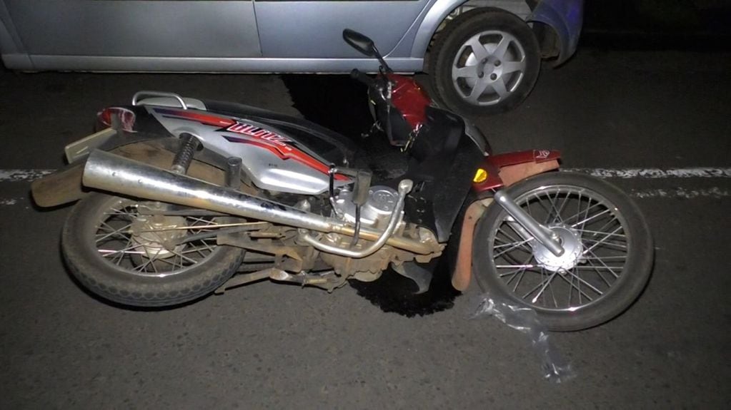 Accidente vial en Posadas: una moto impactó contra un vehículo estacionado