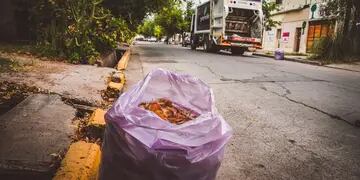 La municipalidad de Guaymallén entrega bolsas a sus vecinos para juntar hojas.