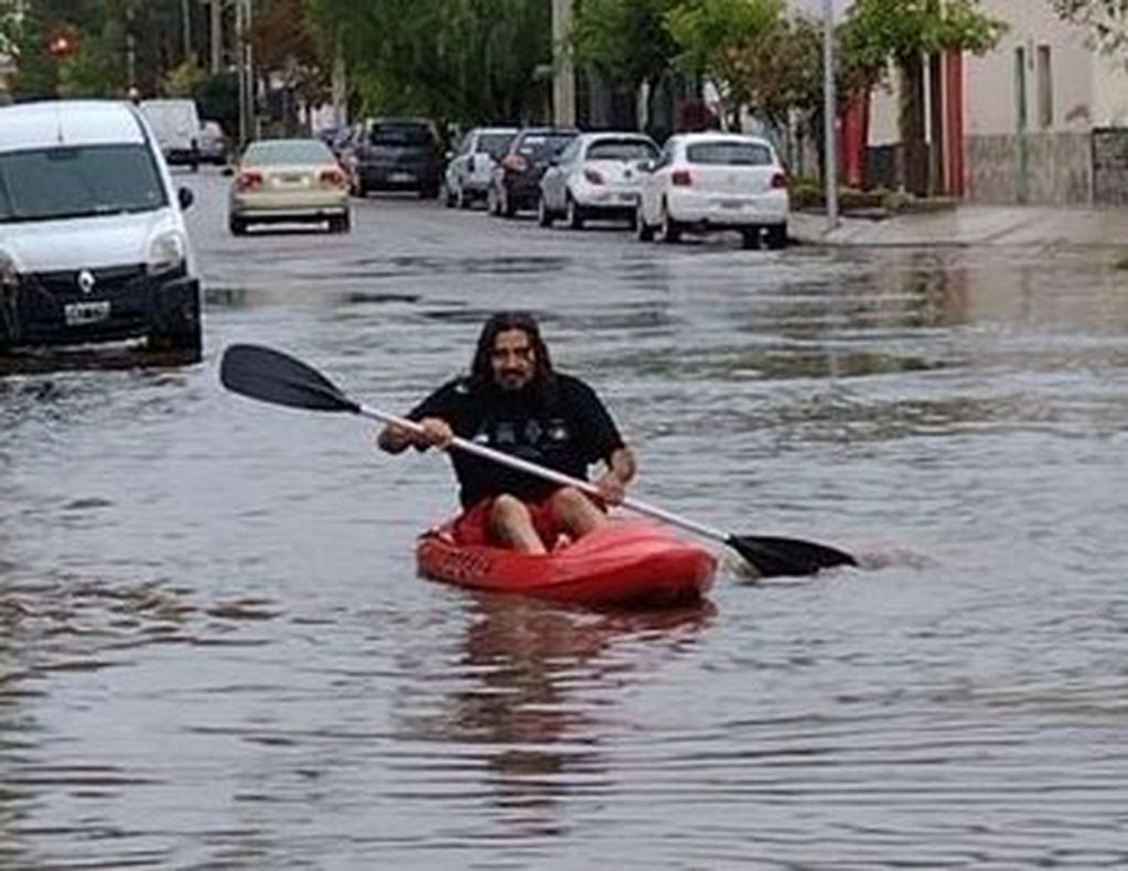 Debido a las inundaciones en Neuquén, Oscar Bergara paseó en kayak.