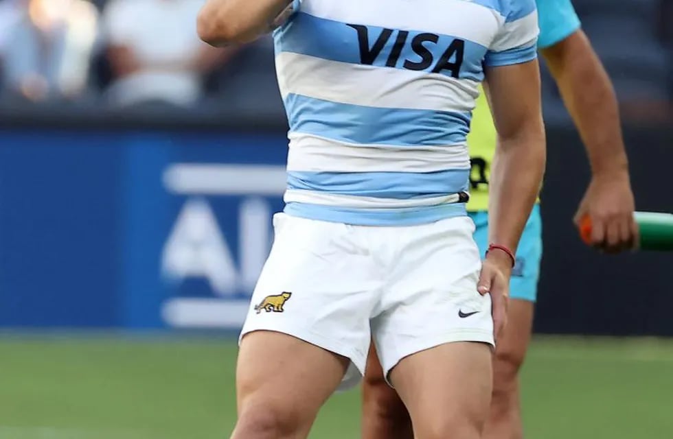 Argentina's Nicolas Sanchez watches his kick for goal during the 2020 Tri-Nations rugby match between the New Zealand and Argentina at Bankwest Stadium in Sydney on November 14, 2020. (Photo by David Gray / AFP) / / IMAGE RESTRICTED TO EDITORIAL USE - STRICTLY NO COMMERCIAL USE