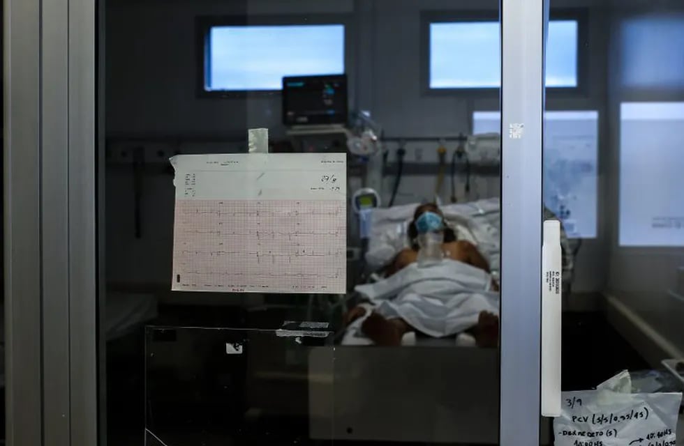 -FOTOGALERÍA- ACOMPAÑA CRÓNICA: CORONAVIRUS ARGENTINA - AME3295. BUENOS AIRES (ARGENTINA), 08/09/2020.- Fotografía de un paciente COVID-19 en la unidad de Terapia Intensiva, el 6 de septiembre de 2020, en un hospital de la Provincia de Buenos Aires (Argentina). ra hacer frente a la pandemia, pero médicos y enfermeros están ya al borde del colapso por el estrés, el agotamiento y la amenaza de contagio. EFE/ Juan Ignacio Roncoroni   casos del dia