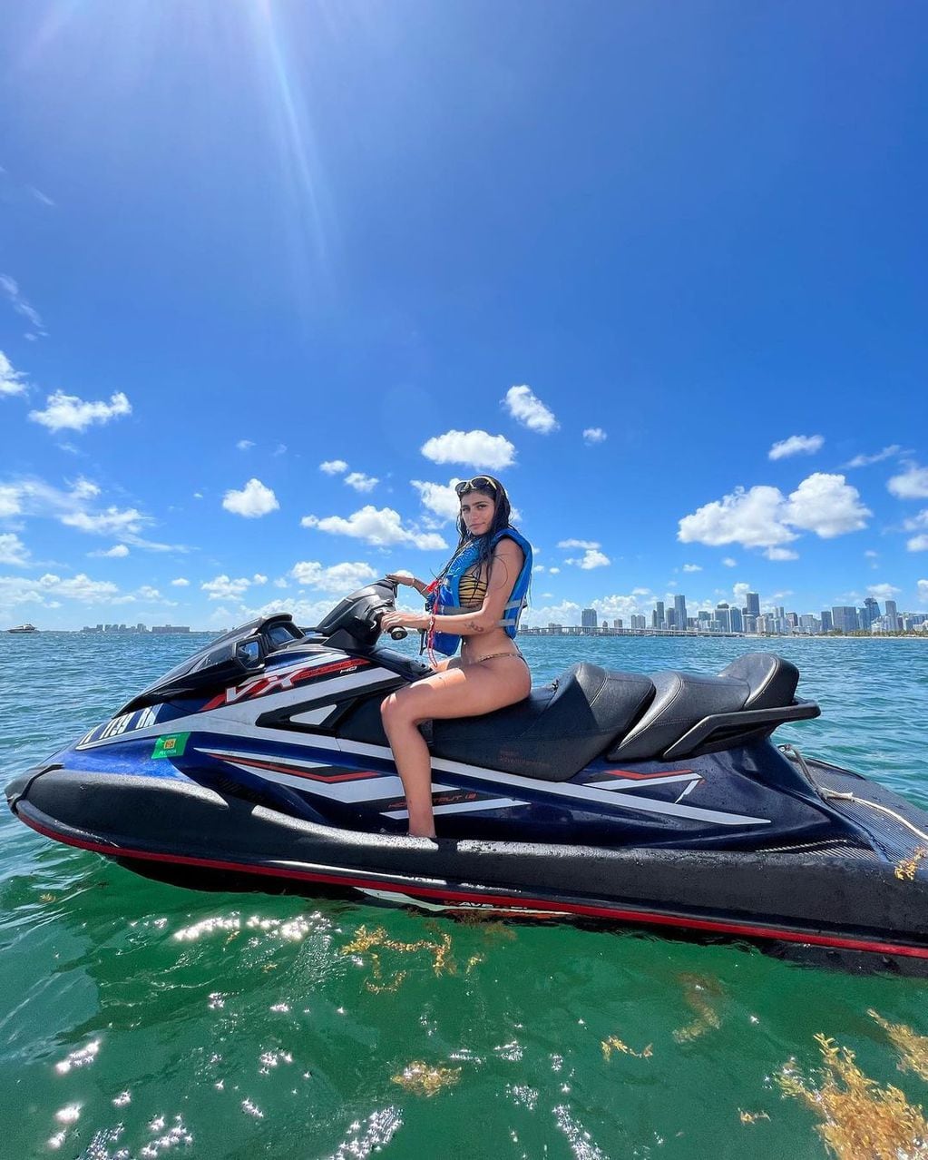 Mia Khalifa se subió a una moto de agua y a pura velocidad disfrutó de un día en bikini.