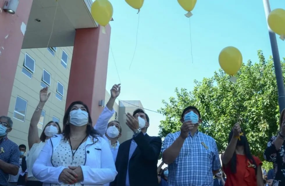 Por el día de la lucha contra el cáncer infantil, realizaron una suelta de globos en el hospital Rawson.