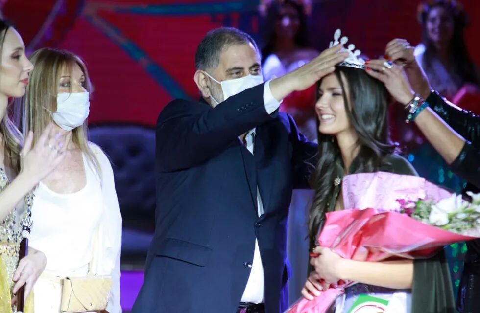 El intendente Raúl Jorge coronó a la nueva reina de los estudiantes capitalinos, Pía Yécora.